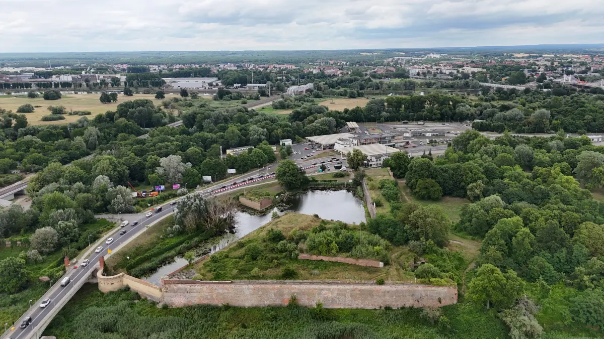 Der Grenzübergang in Kostrzyn bei Küstrin-Kietz: Dieser Bereich soll mit einer leistungsstarken Infrastruktur aufgewertet werden – mit Auswirkungen auf den Verkehr auf der B1. Die alte Autobrücke (links im Bild) soll durch einen Neubau ersetzt werden.
