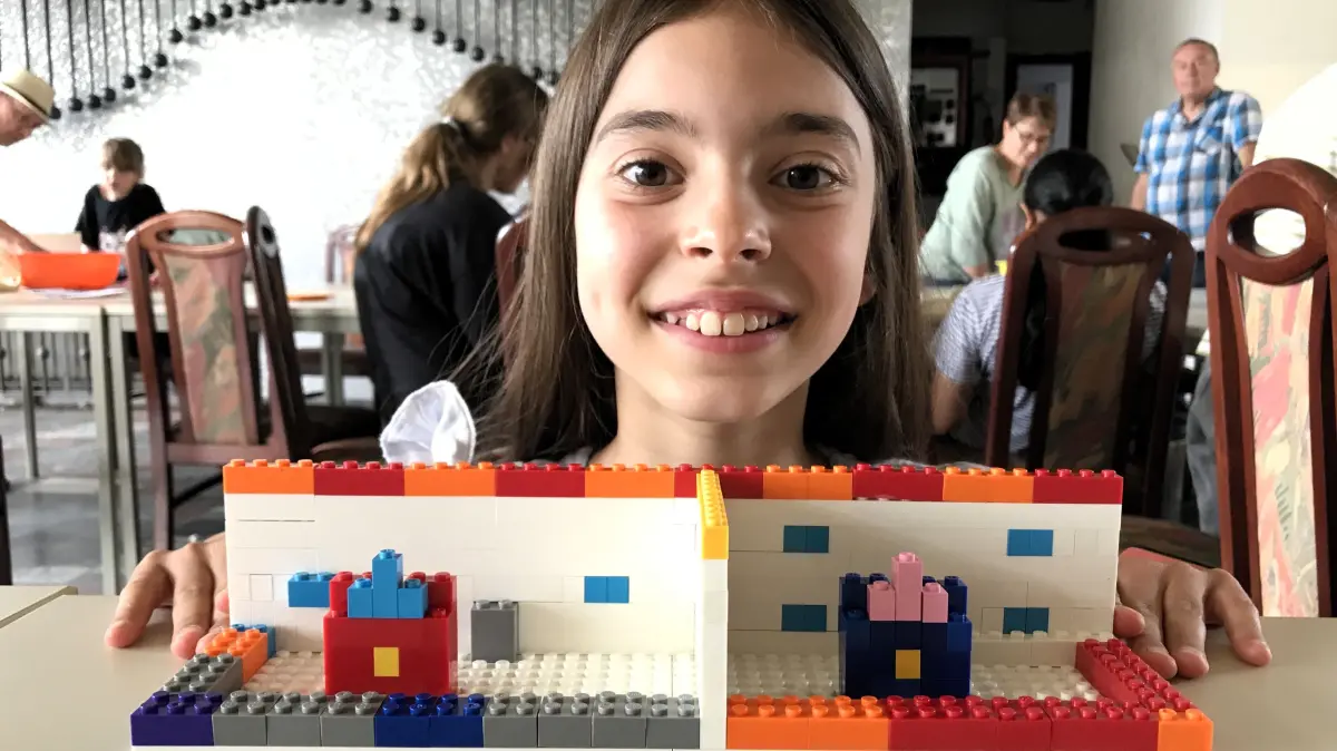 Eisenhüttenstadt. Projekt „Meet’n’Build“, bauen mit Klemmbausteinen, im früheren Hotel Lunik. Johanna (10) aus Portlaoise, Irland. 17.07.2026 Foto: Frank Groneberg