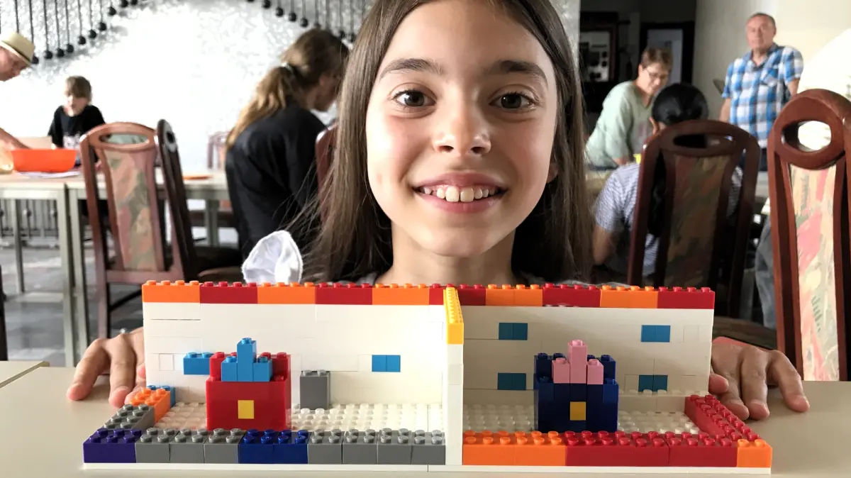 Eisenhüttenstadt. Projekt „Meet’n’Build“, bauen mit Klemmbausteinen, im früheren Hotel Lunik. Johanna (10) aus Portlaoise, Irland. 17.07.2026 Foto: Frank Groneberg