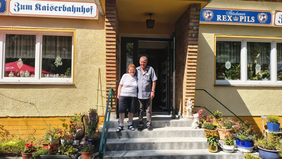Silke und Helmut Schidowski vor dem Restaurant "Zum Kaiserbahnhof" in Joachimsthal. Die Geschichte der Gaststätte und Pension ist vielfältig und reicht bis in die Kaiserzeit zurück. Von hier aus bietet sich ein Besuch am Werbellinsee an.