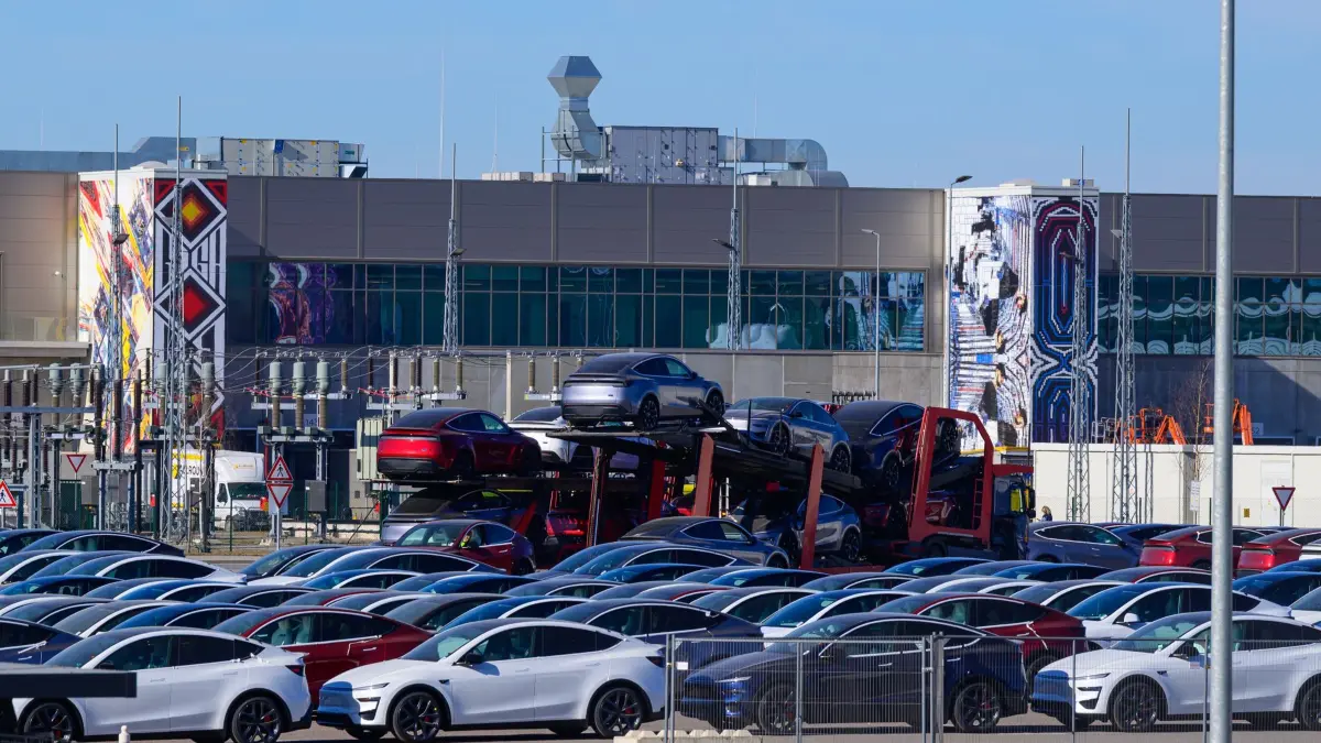 US-Elektroautobauer Tesla in Grünheide: ARCHIV - 02.03.2026, Brandenburg, Grünheide: Neue Elektrofahrzeuge vom Typ Tesla Model Y stehen auf dem Gelände der Tesla-Gigafactory Berlin-Brandenburg. Im einzigen deutschen Autowerk von Tesla beginnt am Montag die mit Spannung erwartete Betriebsratswahl. (zu dpa: «Tesla will in Deutschland expandieren») Foto: Patrick Pleul/dpa +++ dpa-Bildfunk +++