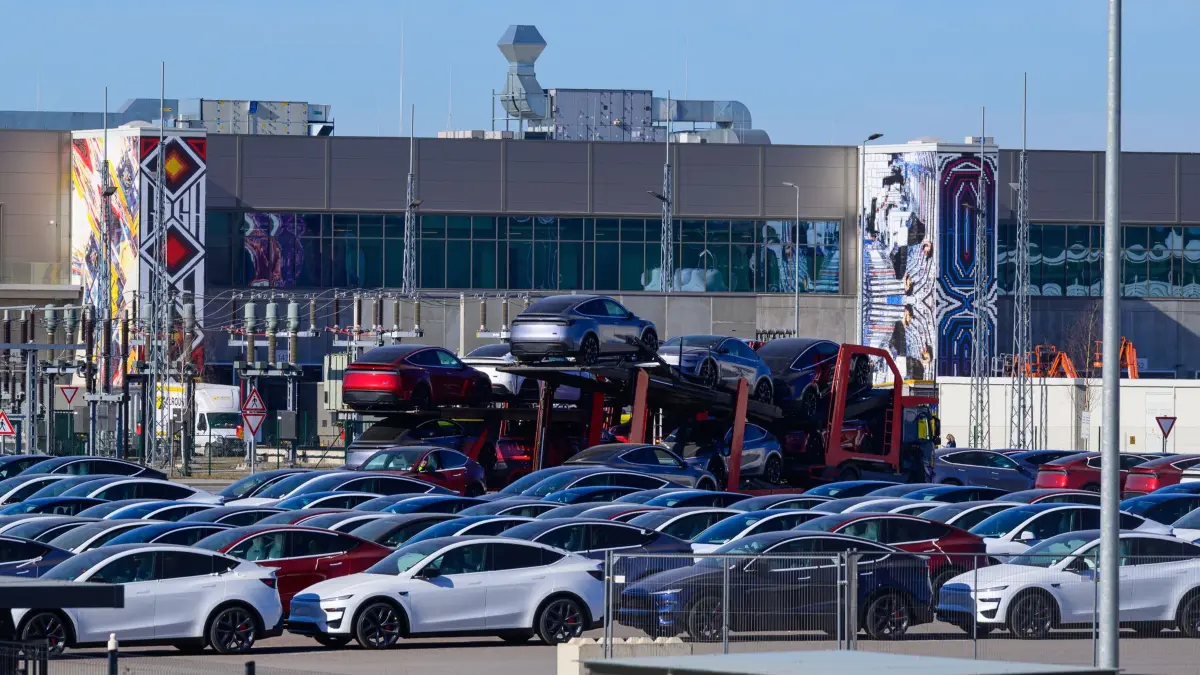 US-Elektroautobauer Tesla in Grünheide: ARCHIV - 02.03.2026, Brandenburg, Grünheide: Neue Elektrofahrzeuge vom Typ Tesla Model Y stehen auf dem Gelände der Tesla-Gigafactory Berlin-Brandenburg. Im einzigen deutschen Autowerk von Tesla beginnt am Montag die mit Spannung erwartete Betriebsratswahl. (zu dpa: «Tesla will in Deutschland expandieren») Foto: Patrick Pleul/dpa +++ dpa-Bildfunk +++