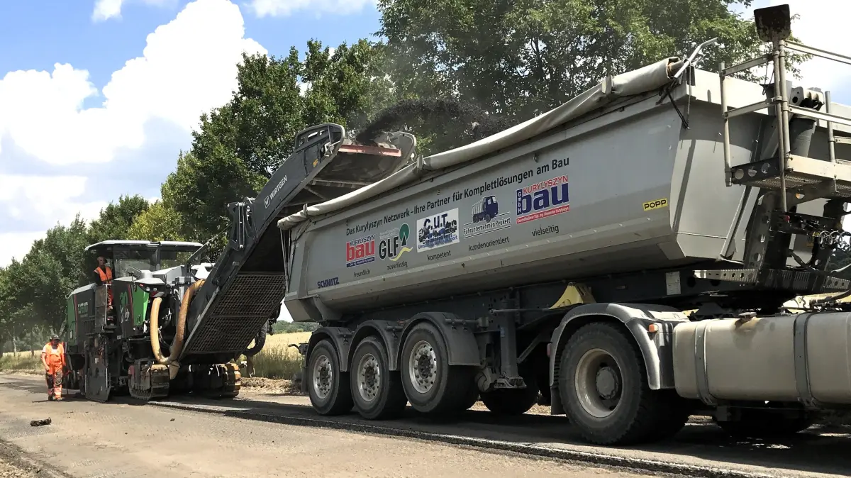 Mixdorf. Instandsetzung L435 zwischen Müllrose und Mixdorf. Die Asphaltdeckschicht und die Binderschicht werden abgefräst. Fräsdienst-Service E.Feind GmbH Lübben. 16.07.2026 Foto: Frank Groneberg