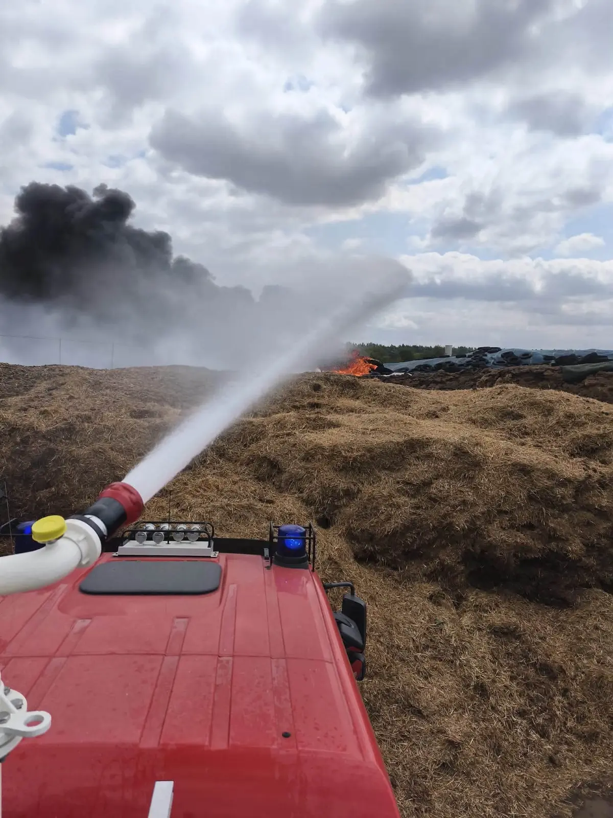 Bereits am Samstag (18. Juli) musste zwischen Neuhardenberg und Platkow brennende Silage von der Feuerwehr gelöscht werden.