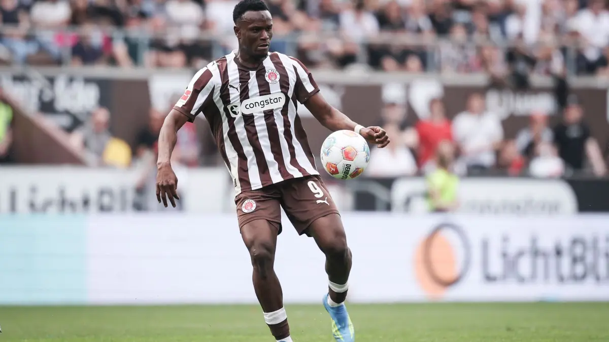 Abdoulie Ceesay: ARCHIV - 03.05.2026, Hamburg: Fußball, Männer: Bundesliga, FC St. Pauli - FSV Mainz 05, 32. Spieltag, Millerntor-Stadion, Abdoulie Ceesay (FC St. Pauli) in Aktion. Ceesay hat sich verletzt. (zu dpa: «St. Pauli gewinnt viertes Testspiel - Ceesay verletzt») Foto: Christian Charisius/dpa - WICHTIGER HINWEIS: Gemäß den Vorgaben der DFL Deutsche Fußball Liga bzw. des DFB Deutscher Fußball-Bund ist es untersagt, in dem Stadion und/oder vom Spiel angefertigte Fotoaufnahmen in Form von Sequenzbildern und/oder videoähnlichen Fotostrecken zu verwerten bzw. verwerten zu lassen. +++ dpa-Bildfunk +++