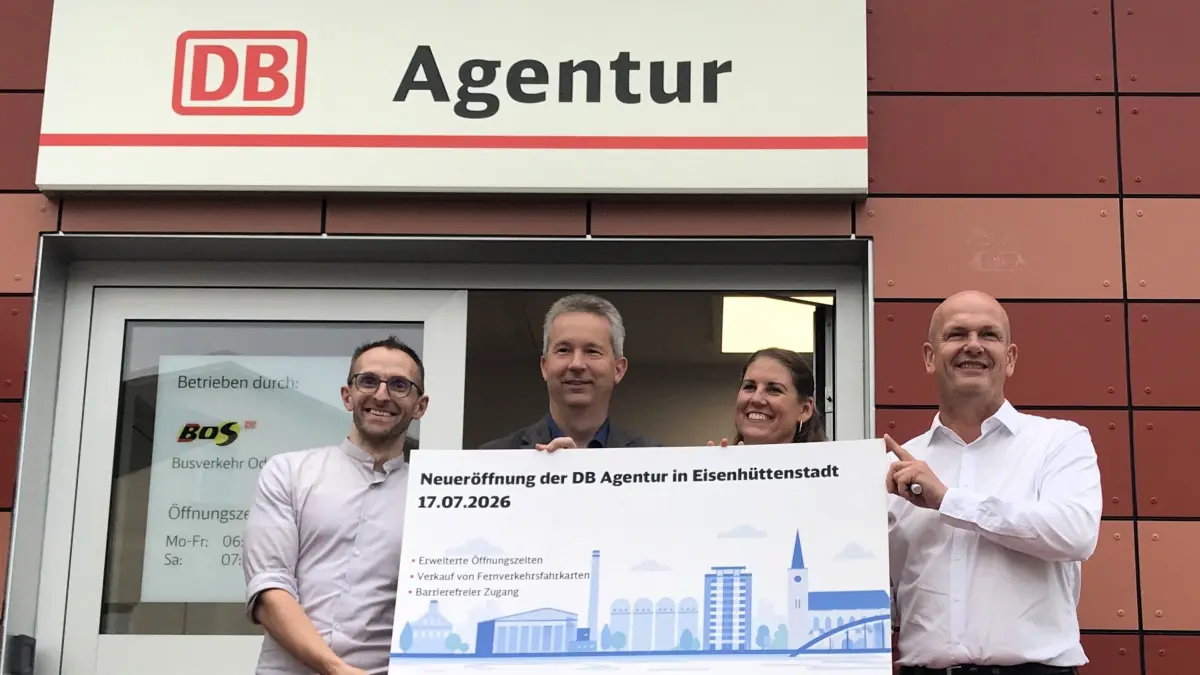 Eisenhüttenstadt. Eröffnung neue DB-Agentur, betrieben durch die Busverkehr Oder-Spree GmbH (BOS), am Bahnhof/Busbahnhof. Von links: Martin Fuchs (Geschäftsführer VBB), Ralf Steinbrück (Beigeordneter Landkreis Oder-Spree), Rebecca Joseph (BOS), Holger Winter (Geschäftsführer BOS). 17.07.2026 Foto: Frank Groneberg