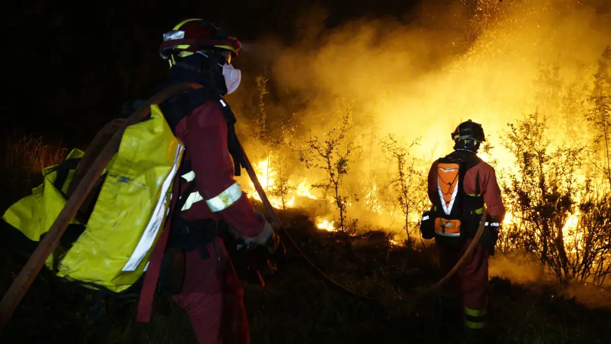 SPAIN-FOREST FIRE-EMERGENCY: This handout photos released on July 19, 2026 by Spain's Military Emergencies Unit (UME) shows the military fighting a wildfire in La Mierla area, near Guadalajara, about 100 kilometers north of Madrid. A wildfire that broke out on July 16 in La Mierla area, near Guadalajara, about 100 kilometers north of Madrid, has spread to more than 13,000 hectares and caused the evacuation of several hundred people, local authorities announced on July 19, 2026. (Photo by Handout / UME / AFP) / RESTRICTED TO EDITORIAL USE - MANDATORY CREDIT "AFP PHOTO / SPAIN'S MILITARY EMERGENCIES UNIT (UME) / HANDOUT" - NO MARKETING NO ADVERTISING CAMPAIGNS - DISTRIBUTED AS A SERVICE TO CLIENTS