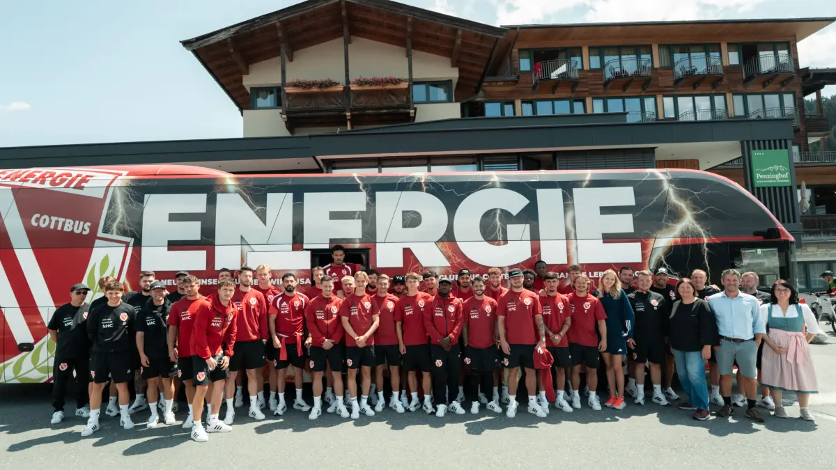 Energie Cottbus beendet das Trainingslager in Oberndorf in Tirol. Nach den intensiven Tagen in Österreich bleiben dem FCE noch drei Wochen in der Vorbereitung auf den Start der Saison 2026/27 in der 2. Bundesliga