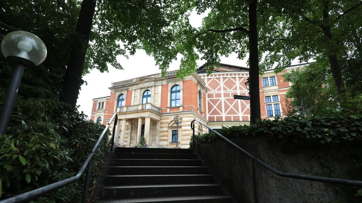 Vor dem Start der Bayreuther Festspiele: ARCHIV - 24.07.2025, Bayern, Bayreuth: Das Bayreuther Festspielhaus auf dem Grünen Hügel. (zu dpa: ««Wie die Maschine träumt» - Der Bayreuther KI-«Ring»») Foto: Karl-Josef Hildenbrand/dpa +++ dpa-Bildfunk +++