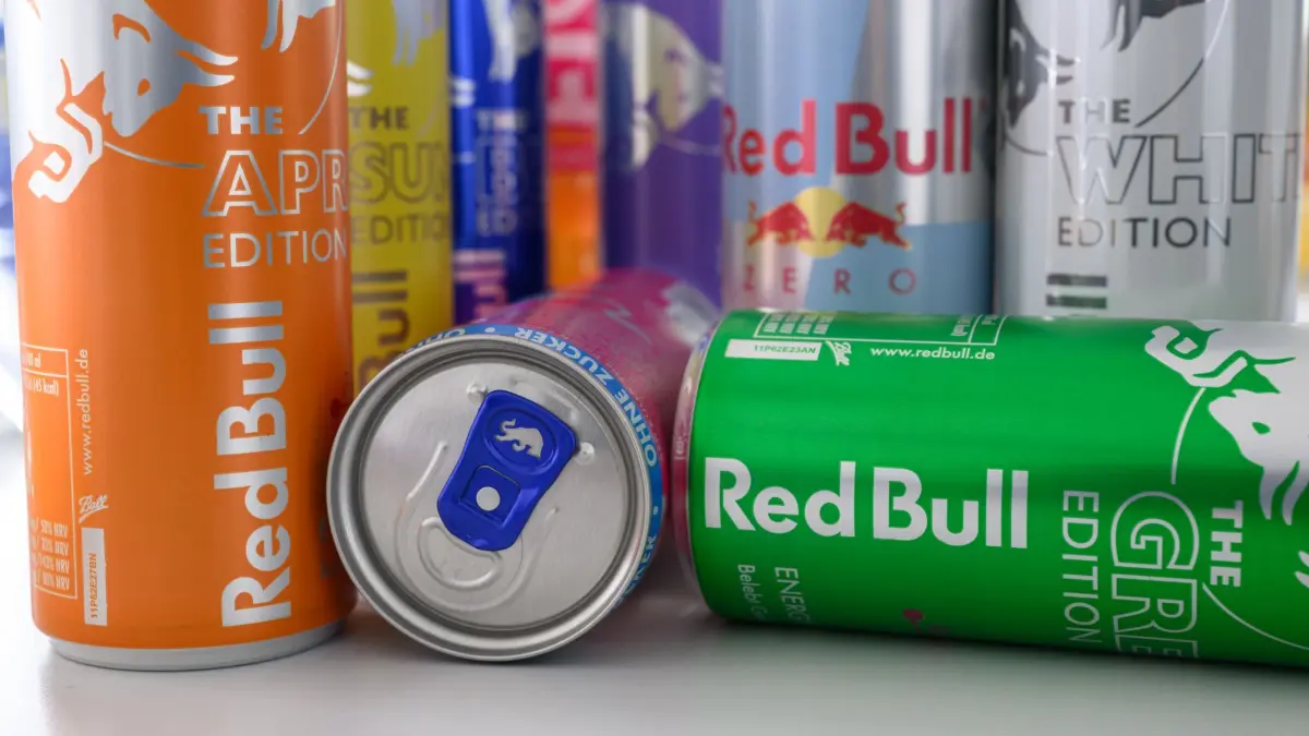 Red Bull und Rauch Fruchtsäfte Deutschland GmbH: PRODUKTION - 07.07.2026, Brandenburg, Baruth/Mark: Dosen mit verschiedenen Energy-Drinks der Marke Red Bull sind in der Niederlassung der Rauch Fruchtsäfte Deutschland GmbH in Baruth/Mark zu sehen. Der österreichische Fruchtsafthersteller Rauch betreibt zusammen mit Red Bull die ehemalige Brandenburger Urstromquelle in Baruth/Mark zur Getränkeproduktion. (zu dpa: «Streit ums Wasser: Neuer Anlauf für ein Red Bull-Dosenwerk») Foto: Patrick Pleul/dpa +++ dpa-Bildfunk +++