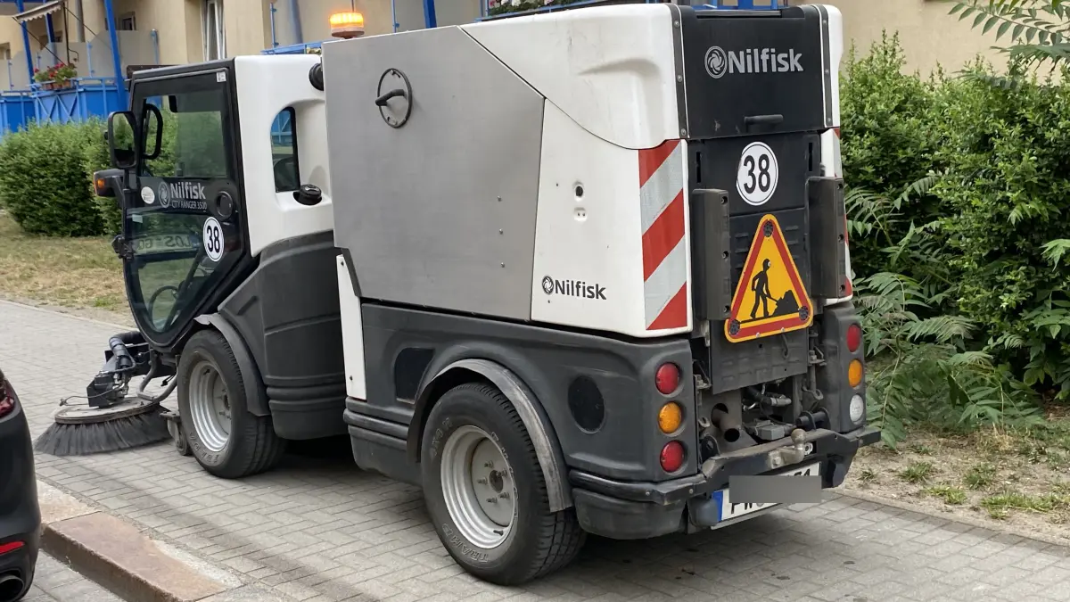 Gehwegreinigung in der Reinheimer Straße. Fürstenwalde hat den Reinigungsrhythmus im Zentrum umgestellt.