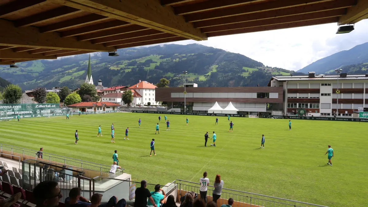 Trainingslager Werder Bremen: ARCHIV - 23.08.2020, Österreich, Zell Am Ziller: Die Spieler von Werder Bremen trainieren auf dem Platz. Die Bremer bereiten sich erneut in einem Trainingslager in Österreich auf die kommende Saison vor. (zu dpa: «16-jähriger Torwart dabei: Werder startet Trainingslager») Foto: Karl-Josef Hildenbrand/dpa - WICHTIGER HINWEIS: Gemäß den Vorgaben der DFL Deutsche Fußball Liga bzw. des DFB Deutscher Fußball-Bund ist es untersagt, in dem Stadion und/oder vom Spiel angefertigte Fotoaufnahmen in Form von Sequenzbildern und/oder videoähnlichen Fotostrecken zu verwerten bzw. verwerten zu lassen. +++ dpa-Bildfunk +++