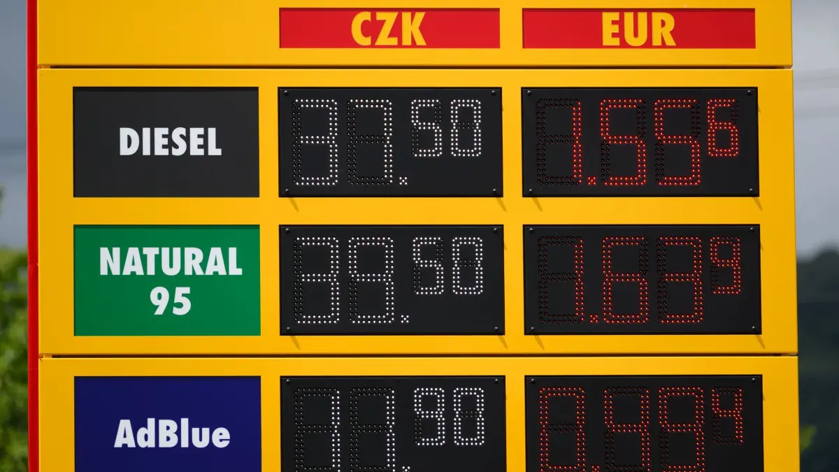 Tanktourismus in Tschechien: 20.07.2026, Tschechien, Ústí nad Labem: Eine Preistafel zeigt an einer Tankstelle die Benzinpreise in tschechischen Kronen und Euro an. Foto: Robert Michael/dpa +++ dpa-Bildfunk +++