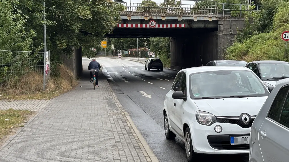 Hier geht für fast zwei Jahre teilweise nichts mehr. Die Deutsche Bahn erneuerte die Autobahnbrücke über der Weißenseer Straße in Bernau – zeitweise wird wichtige Verkehrsachse komplett gesperrt.