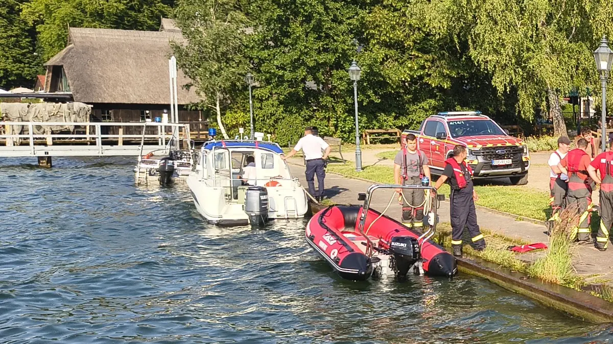Die Wasserschutzpolizei aus Hohensaaten beim Einsatz am Werbellinsee am frühen Montagabend (13. Juli). Zu diesem Zeitpunkt war es erst wenige Stunden her, dass der 20-jährige Berliner als vermisst gemeldet wurde.