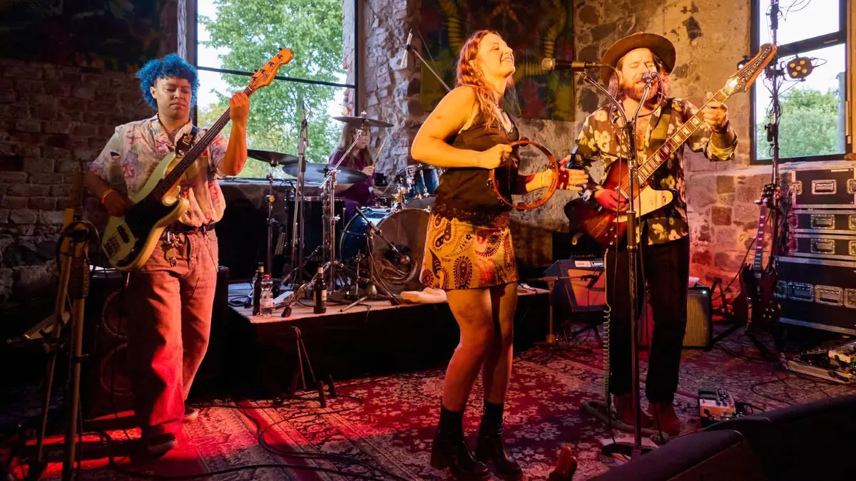 Spielen vor allem Folk-Rock: die irische Band Seafoam Greenmit ihren beiden Sängern Muireann McDermott Long (Mitte) und Dave O’Grady (rechts).