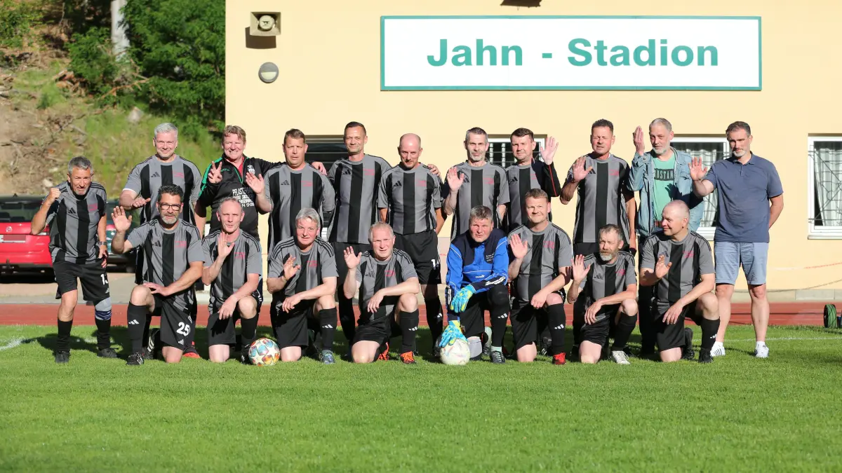 Die Ü50 Kicker des SV Jahn Bad Freienwalde winken zum Abschluss ihrer aktiven Fußballkarriere nochmals in die Kamera. Mario Smolinski (links), Roland Hochwald (h. R. 5. v. R.) und Frenk Liebisch (v. R. 3. v. L.) haben zusammen mehr als 150 Jahre für Jahn Bad Freienwalde gespielt.