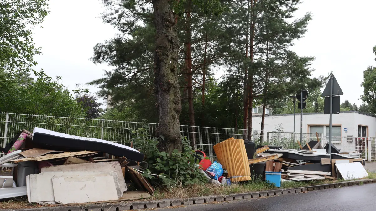 Der Müllberg in der Landhausstraße Anfang Juli. Mittlerweile sind viele Dinge dazugekommen.