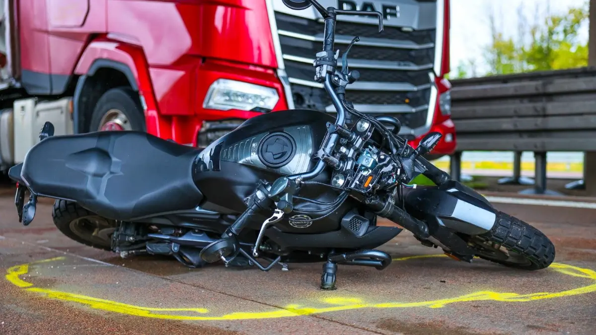 Auf der Autobahn A24 kam es zu einem weiteren folgenschweren Unfall. Zwischen Herzsprung und Neuruppin starb eine 16-jährige Fahrschülerin.