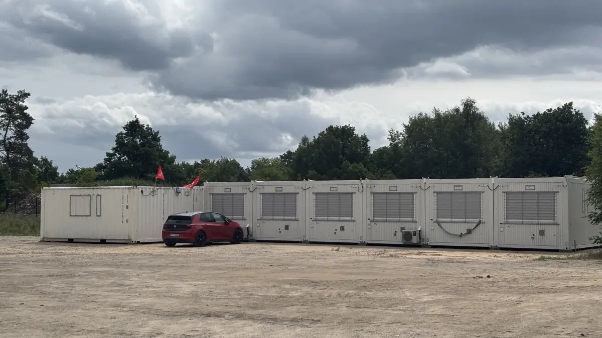 Der – zugegebenermaßen etwas trostlose – Interimssitz des IG-Metall-Teams in Fangschleuse, das vorrangig für Tesla-Mitarbeitende erreichbar ist. Lange wird das „Team Fangschleuse“ hier aber nicht ausharren müssen.