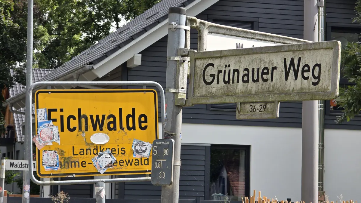 Eine Lücke im Fahrradweg in Eichwalde soll geschlossen werden. Das Kopfsteinpflaster wird abgeschliffen.