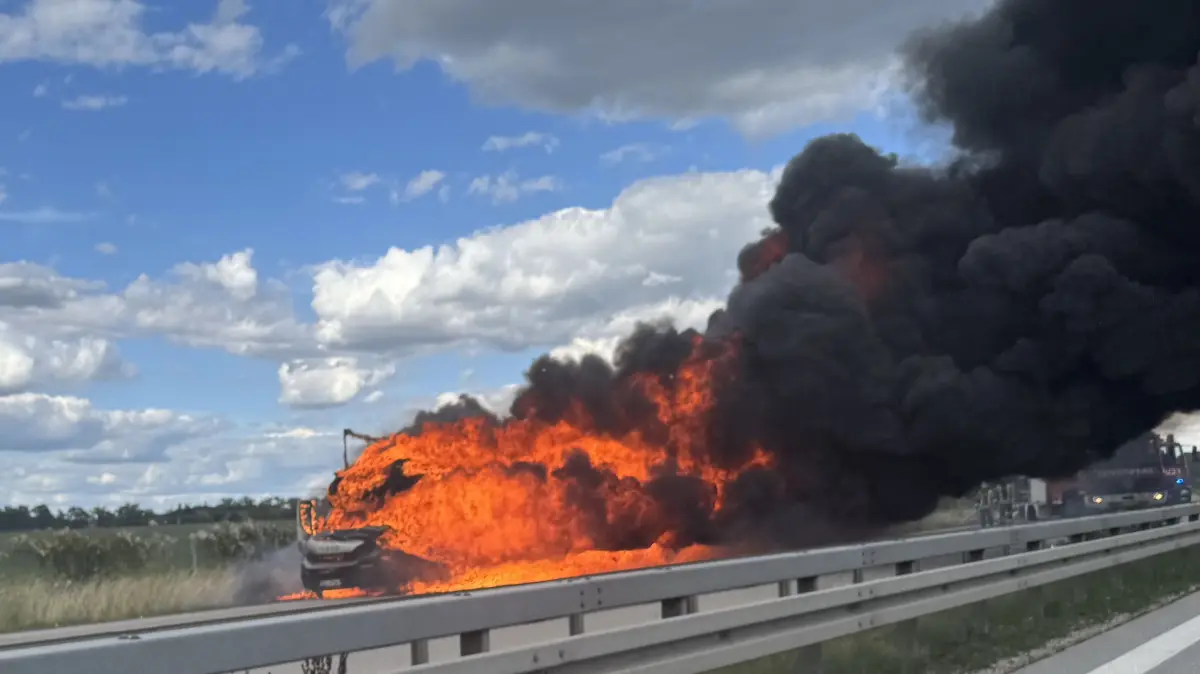 Schwarze Rauchwolken verdunkelten den Himmel, als der Transporter lichterloh brannte.