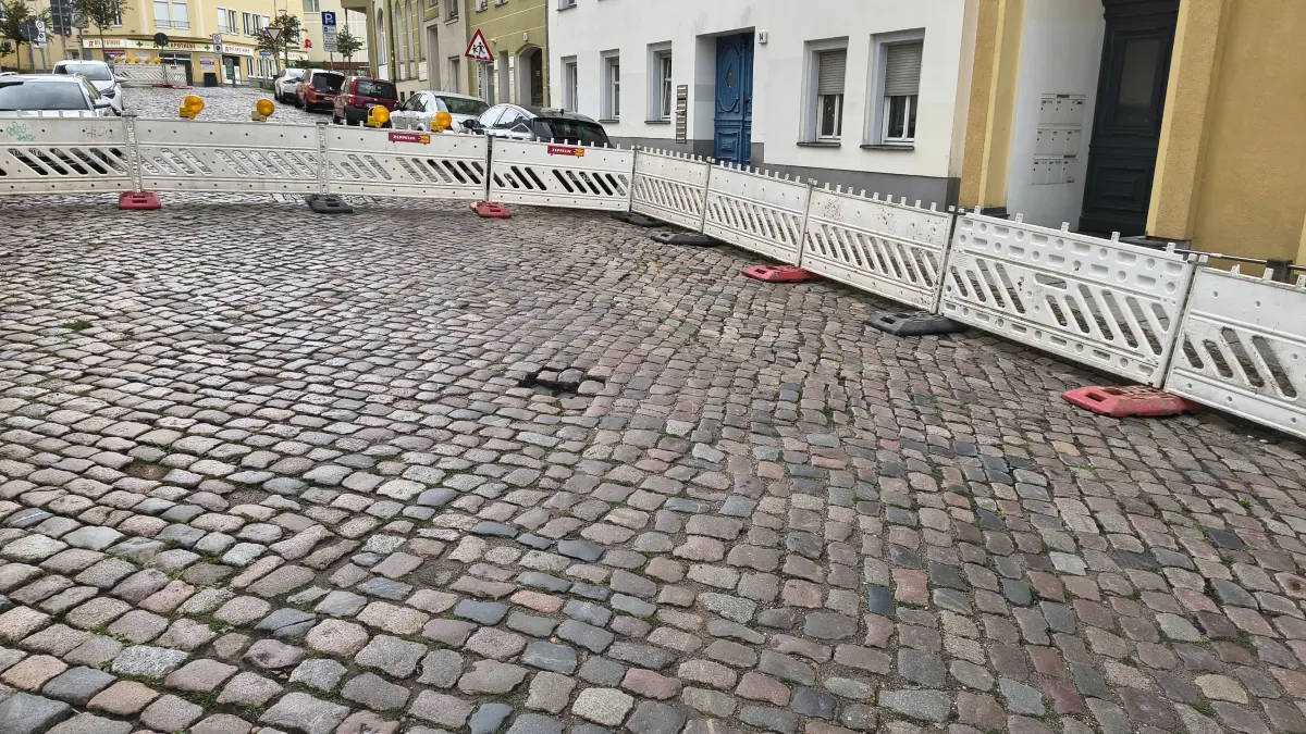 Das Loch in der Fahrbahn der Weinbergstraße sieht auf den ersten Blick nicht allzu groß aus. Trotzdem sorgt es dafür, dass diese Straße im Zentrum von Eberswalde momentan nur eingeschränkt befahrbar ist.