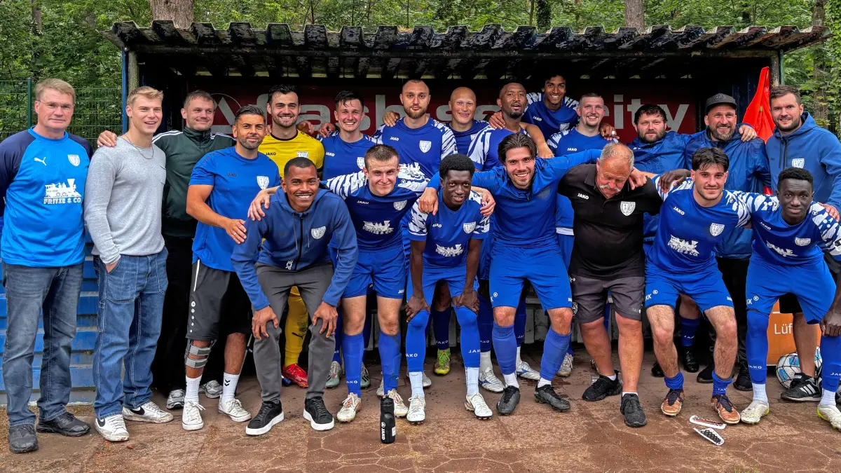 Mit diesem Gruppenfoto nach dem letzten Punktspiel gegen den MSV Neuruppin verabschiedet sich die Mannschaft vom SV Blau-Weiß Petershagen-Eggersdorf aus der Brandenburgliga.