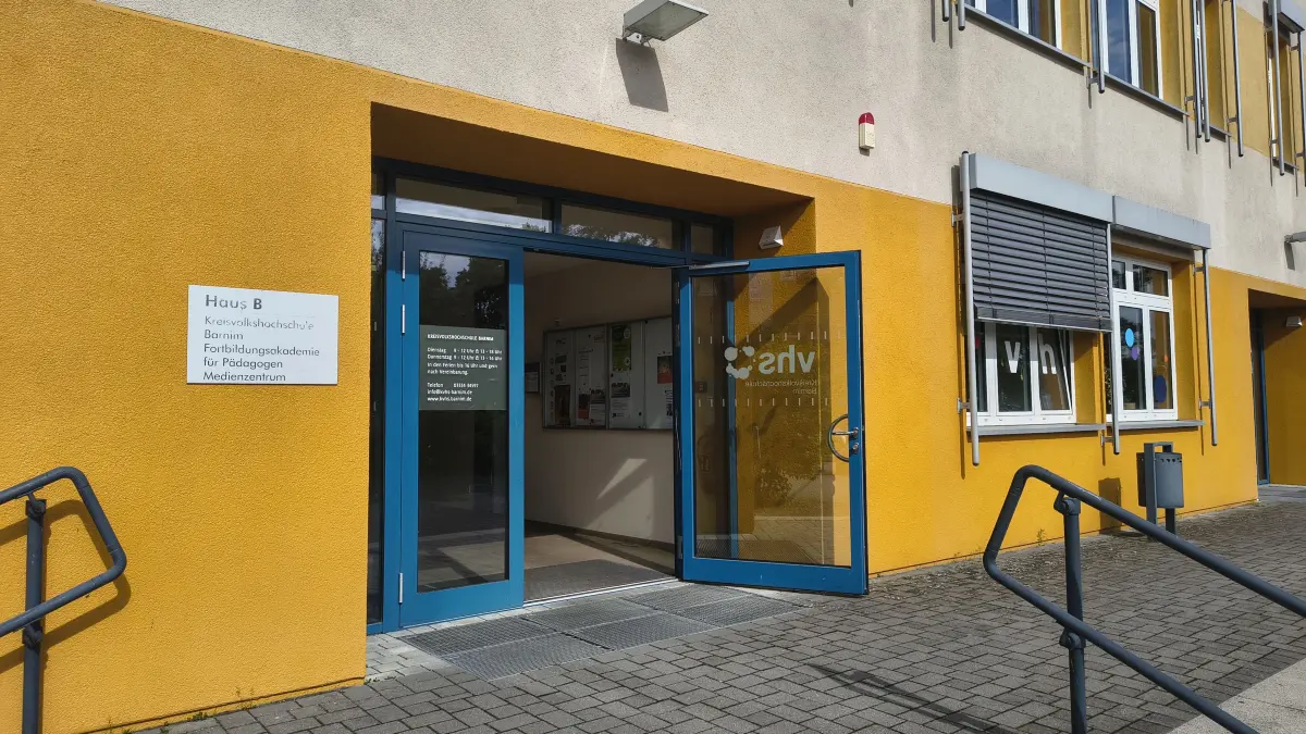 Der Eingang zur Kreisvolkshochschule in Eberswalde. Der Landkreis investiert viel Geld für einen neuen Schulcampus, von dem auch die KVHS profitieren wird. Momentan ist die finanzielle Lage jedoch angespannt.