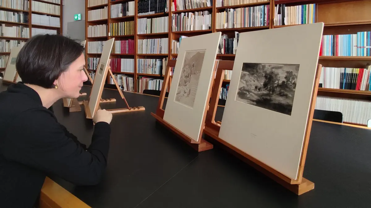 Kuratorin Anna Pfäfflin vor Blechen-Blättern aus der Sammlung des Kupferstichkabinetts