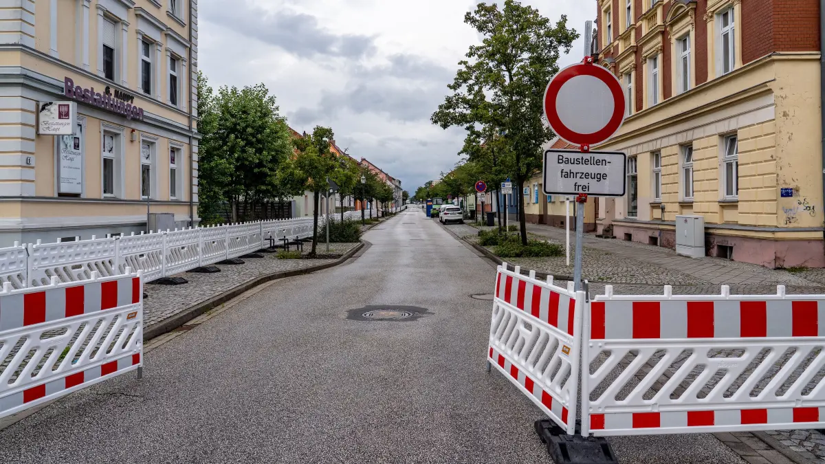 Berliner Straße : Schwedt, 20.6.2026: Auch nach mehr als einer Woche Vollsperrung ist an der Fahrbahn der Berliner Straße noch nicht gearbeitet worden.