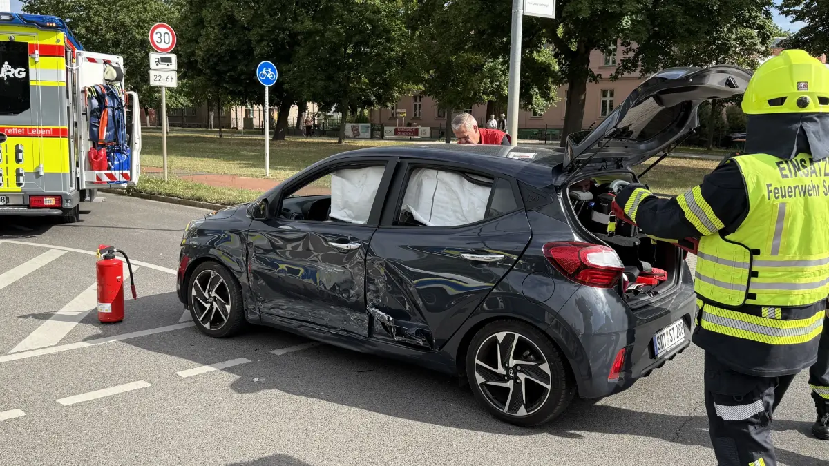 Ausgelöste Seitenairbags und die eingedrückte Fahrerseite zeugen von der Wucht des Aufpralls. Die drei Insassen des Hyundai wurden bei dem Unfall verletzt, zwei mussten aus dem Autio befreit werden.