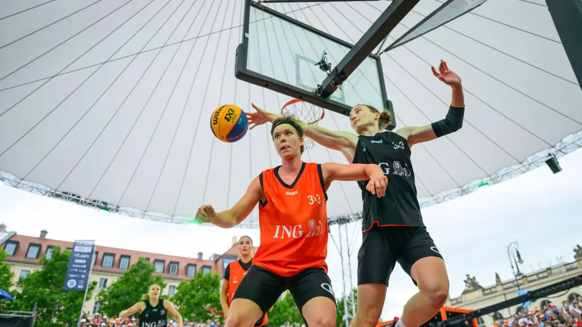 Basketball 3x3: ARCHIV - 03.08.2025, Sachsen, Dresden: Basketball/3x3, Damen: Basketball 3x3 - Deutsche Meisterschaft, Die Finals 2025; Finale: Birdgang - Cross Cross Pass, Spielerinnen von Birdgang (Orange) und Cross Cross Pass spielen im Finale auf dem Neumarkt. Die Disziplin gibt es auch bei den Finals in Hannover (Archiv) (zu dpa: «Die Finals: Ein Event, 24 Sportarten und eine Ausnahme») Foto: Robert Michael/dpa +++ dpa-Bildfunk +++