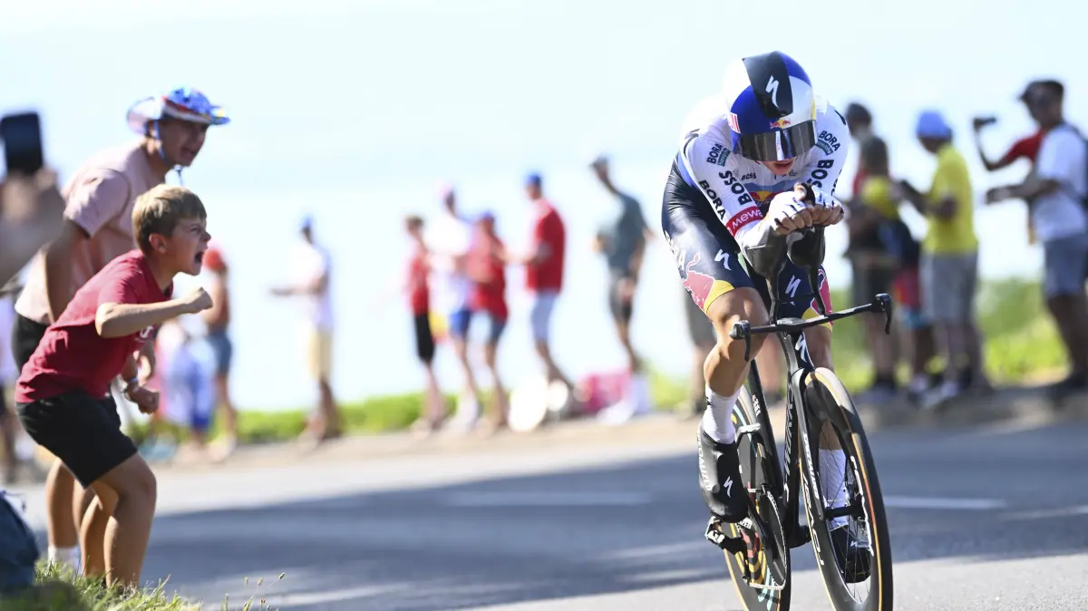 Tour de France 2026 Stage 16: Tour de France 2026 Stage 16 THONON-LES-BAINS, FRANCE - JULY 21 : Lipowitz Florian GER of Red Bull - BORA - Hansgrohe during stage 16 of the 113rd edition of Tour de France an UCI World Tour 2.UWT Individual Time Trial stage for Men Elite of 26 km with start in Evian-les-Bains and finish in Thonon-les-Bains on July 21, 2026 in Thonon-les-Bains, France, 21/07/2026 Thonon-les-Bains France PUBLICATIONxNOTxINxFRAxBEL Copyright: xGvgx