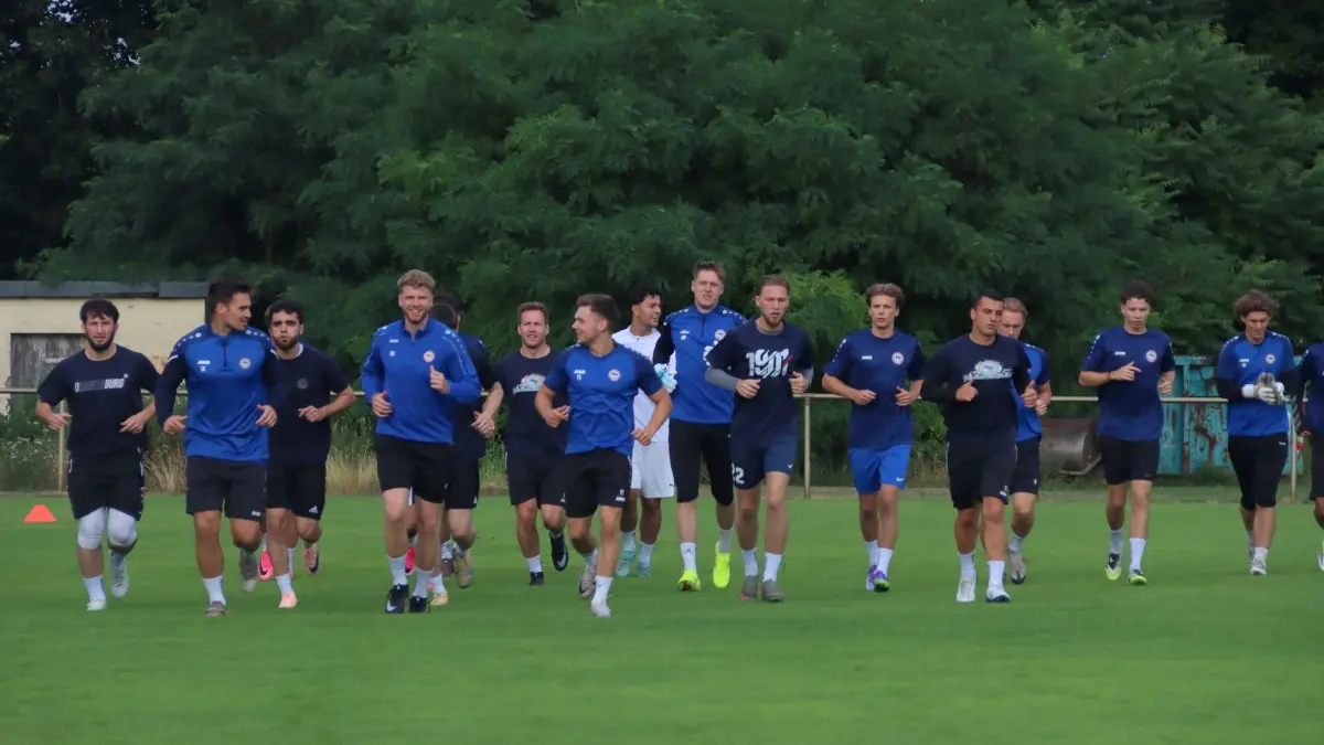 Trainingsstart beim Oranienburger FC Eintracht: Gestandene Kicker, feste Zugänge und Probespieler begrüßte der Brandenburgligist zur ersten Einheit der Saison 2026/27.