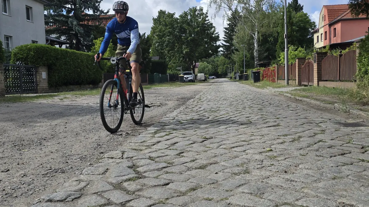 Eine Lücke im Fahrradweg in Eichwalde soll geschlossen werden. Das Kopfsteinpflaster wird abgeschliffen.