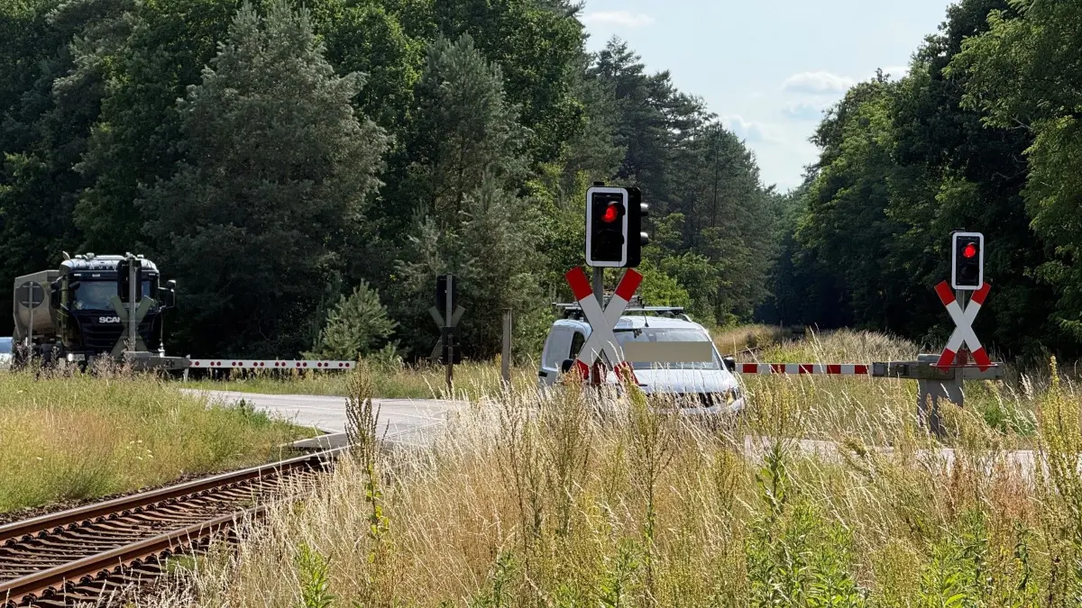 B109 Bahnübergang Hammelspring, Auto überquerte Übergang trotz geschlossener Schranken.