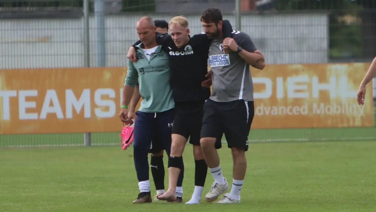Schreckmoment: Jan-Paul Platte wurde von Sachsenhausens Trainer Fabio Tettenborn (links) und Zehdenicks Coach Christoph Schiller vom Platz geführt.