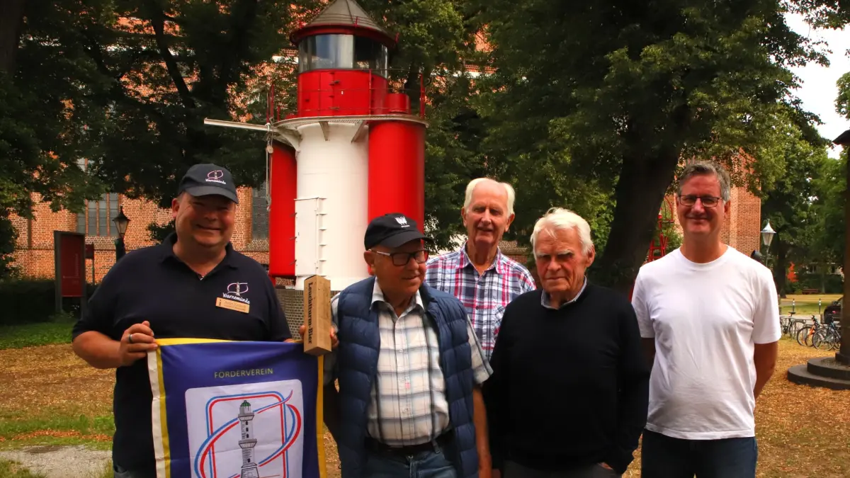Leuchtturm-Botschafter André Koboth, die früheren Gaselan-Beschäftigten Hans Panten, Eberhard Jaeger und Klaus Rattemeyer sowie Guido Strohfeldt, Leiter des Museums Fürstenwalde, wollen 2027 an 150 Jahre Leuchtturm-Bau erinnern.
