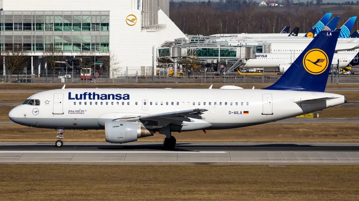 Das Lufthansa-Flugzeug trägt den Namen "Frankfurt (Oder)". Unschwer zu erkennen, unten links unter der Eingangstür. Eigentlich scheiden die Maschinen nach 30 Jahren aus. Was passiert mit dieser?