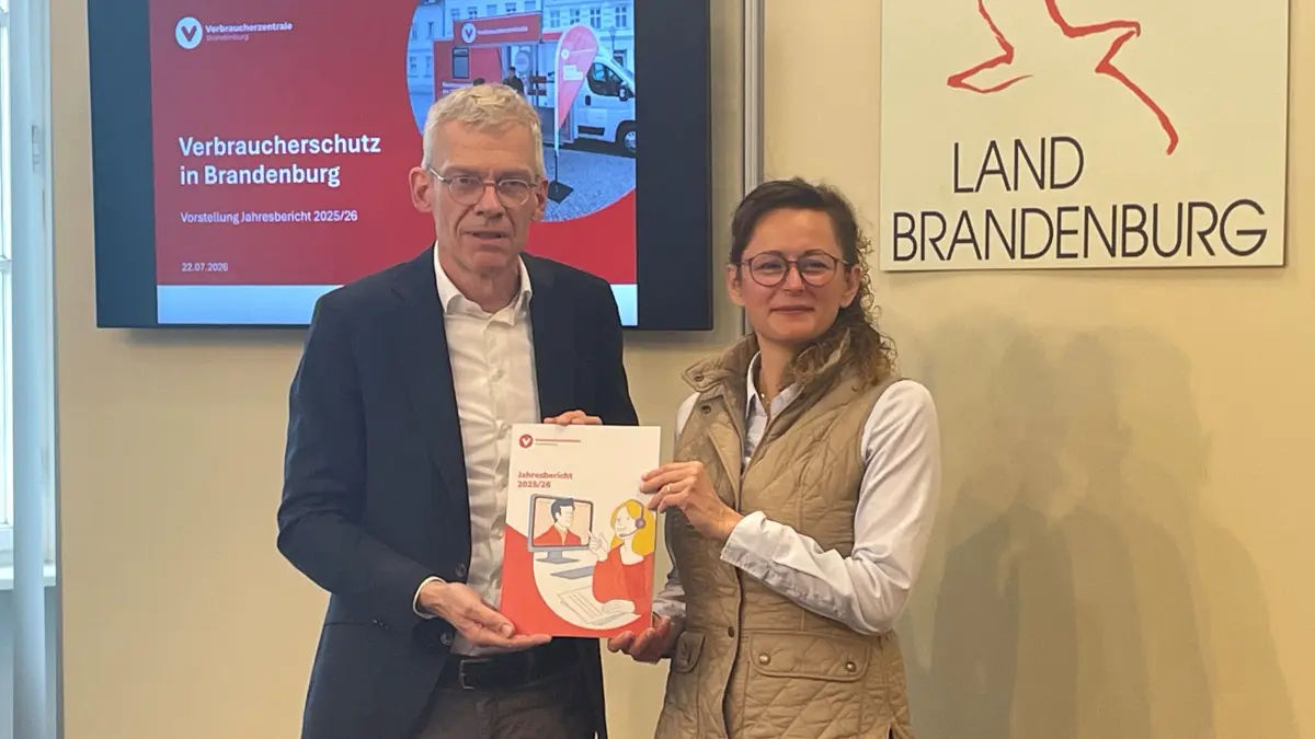 Christian Rumpke, Vorstandsvorsitzender der Verbraucherzentrale Brandenburg, und Hanka Mittelstädt, Landwirtschafts- und Verbraucherschutzministerin (SPD), bei der Vorstellung des Jahresberichtes der Verbraucherzentrale.