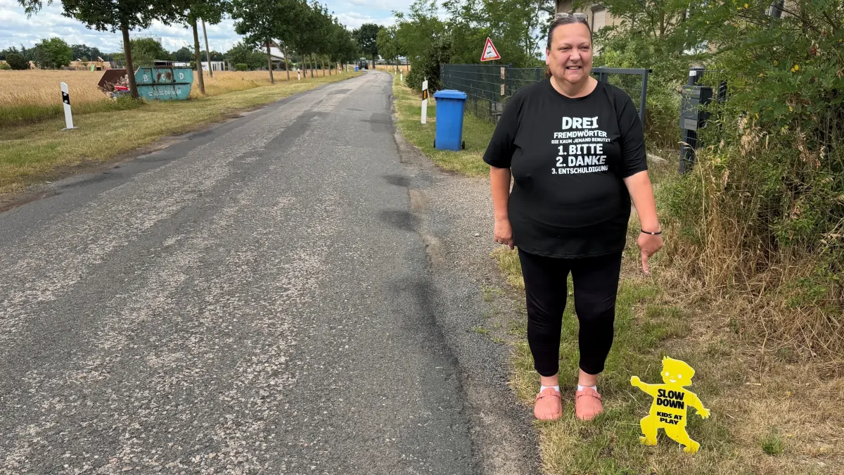 Seit der Vollsperrung der B1 ist die L332 vor dem Haus von Kathrin Lepke in Sachsendorf deutlich stärker befahren. Mit Warnschildern weist sie auf Kinder und Katzen hin und appelliert an Autofahrer, langsamer zu fahren.