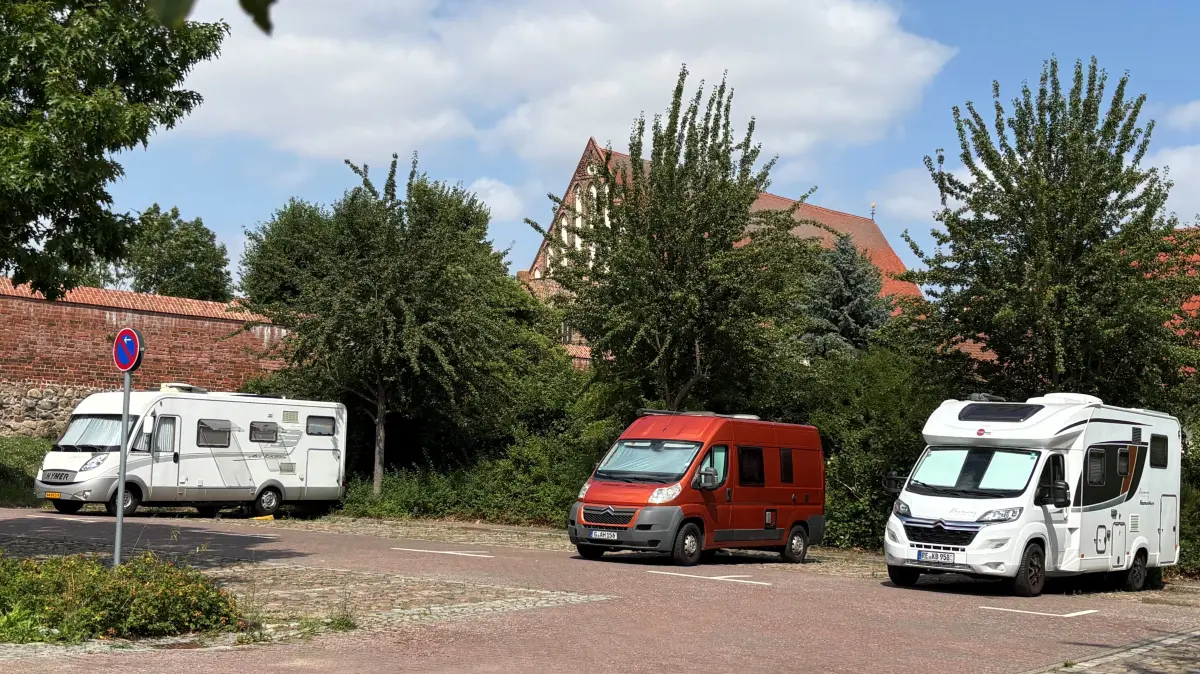 Urlaub mit Wohnmobil ist auch in Angermünde ein Erlebnis. Direkt an der Stadtmauer im Herzen der historischen Altstadt gibt es einen Stellplatz für Caravans und Wohnmobile.