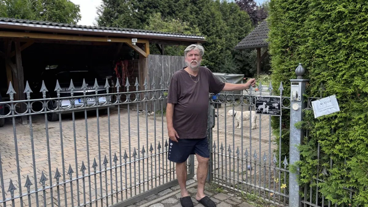 Bernd Köhler möchte, dass sein Grundstück in Wullwinkel an das zentrale Abwassernetz angeschlossen wird. Doch zwei Nachbarn stimmen einem Anschluss nicht zu.