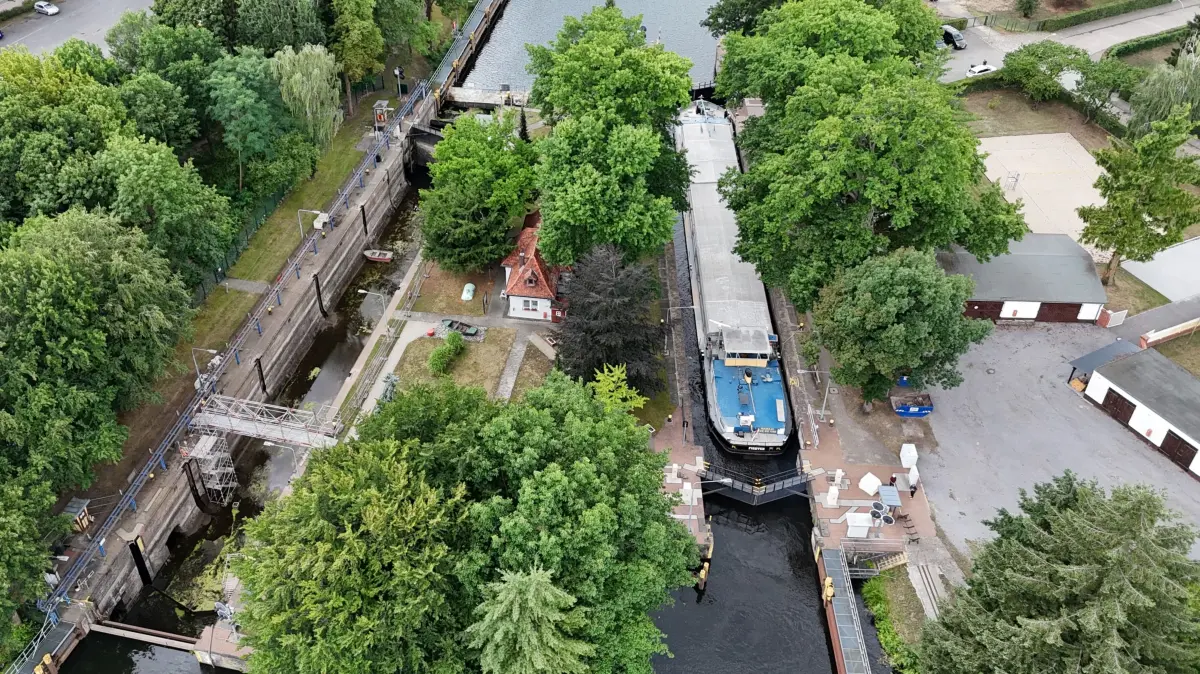 Blick von oben auf die Schleuse Fürstenwalde. Die linke Südkammer ist wegen Schäden trockengelegt, die rechte Nordkammer wird von einem polnischen Frachtschiff genutzt.