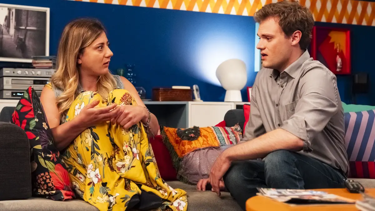 Bei „Dahoam is Dahoam“ sagt Sarah (Sophie Reiml) Philipp (Philipp Schneider) die Wahrheit über ihre Gefühle.