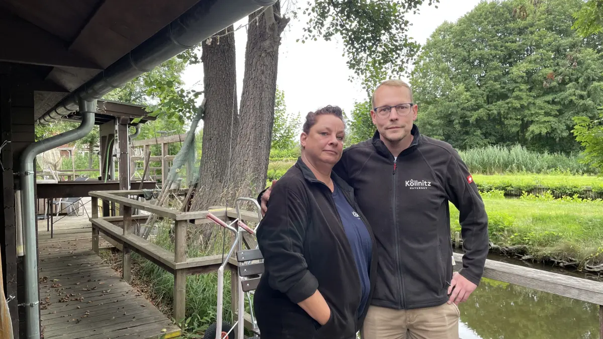 Stefan Ziegenhagen, der letzte noch verbliebene Geschäftsführer der Traditions-Fischerei in Köllnitz (Storkow Mark) und Sandra Kähler aus dem Hofladen sind zwei der verbliebenen Mitarbeiter, die den Betrieb noch bis zum 8. August am Laufen halten.