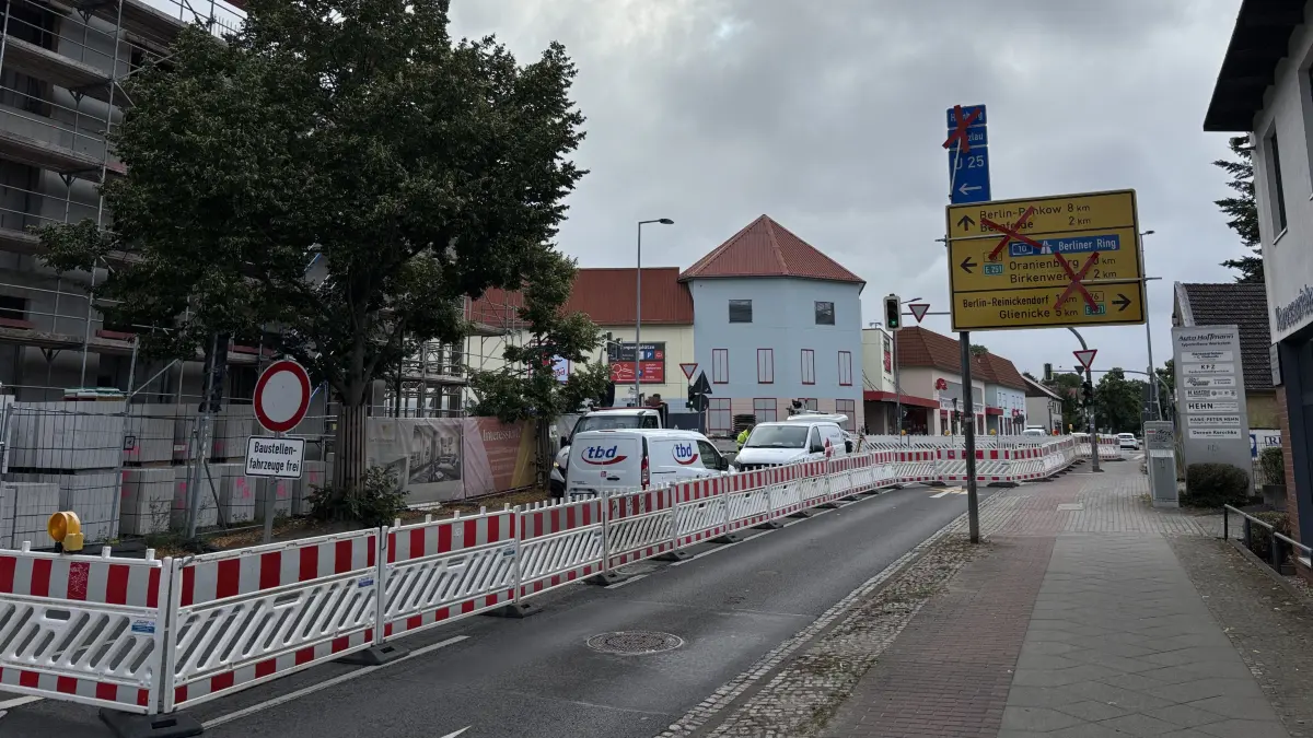 Sackgasse am Wildbergplatz: Die Karl-Marx-Straße ist an der Kaufland-Kreuzung in Hohen Neuendorf gesperrt. Doch anstatt die offizielle Umleitung zu fahren, suchen sich Autofahrer Schleichwege durch Wohngebiete.