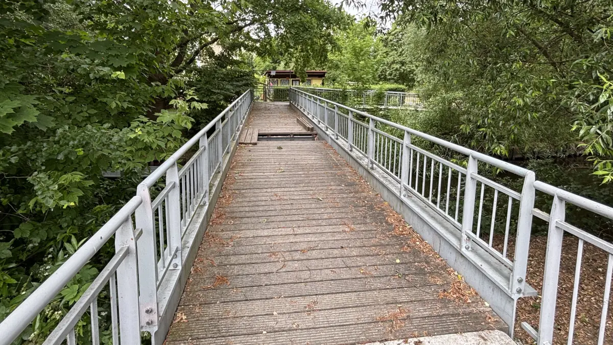 Die Brücke über die kleine Spree in Beeskow ist gesperrt. Die Reparatur dauert noch eine Weile.