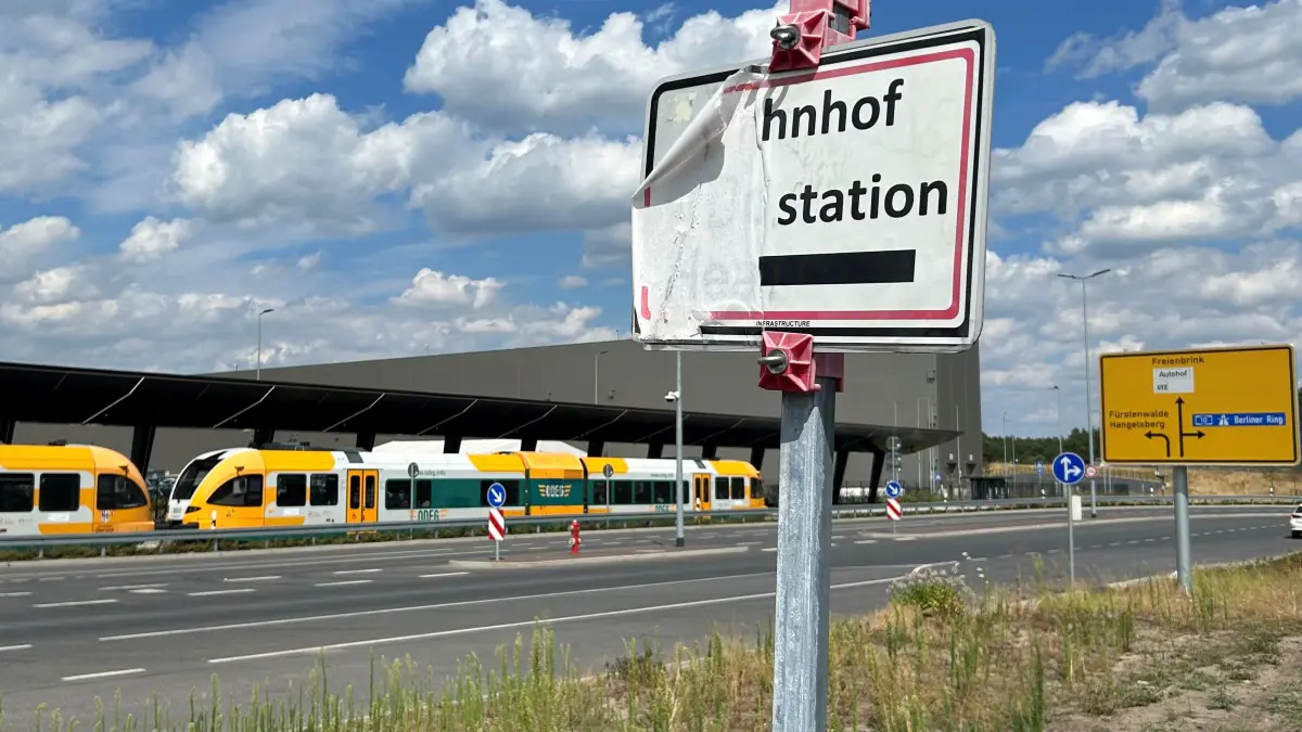 Mit dem Zug zur Gigafactory: Am Werksbahnhof Fangschleuse Tesla Süd steht der Shuttle "Gigatrain" bereit. Er verkehrt bislang werktäglich von Erkner bzw. Berlin nach Grünheide. Doch schon bald ist Schluss.